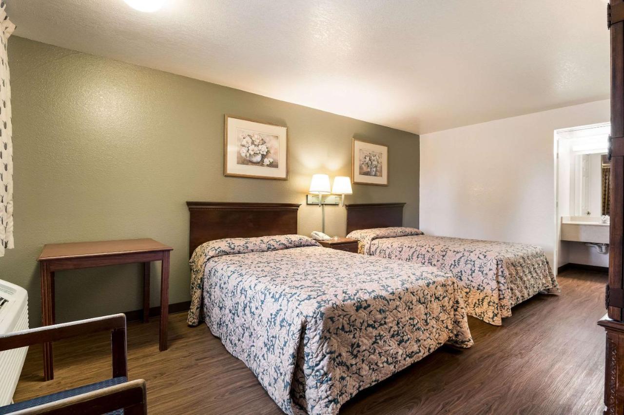 Lodge Econo Hwy 75 *